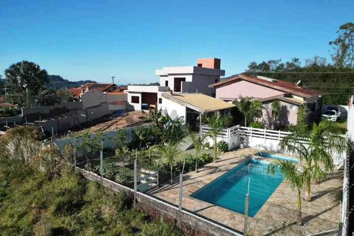 Casa de Campo à Venda em Serra Negra, Alto da Boa Vista, com Piscina, Lareira e Vista para