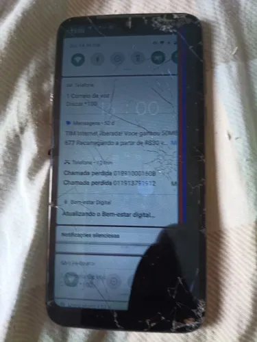 Celular moto g8 plus com bateria inchada e tela quebrada 