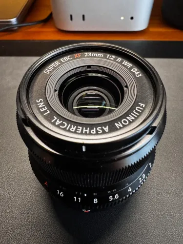 Lente Fujifilm XF 23mm f/2 R WR Preta - Completa com Caixa e Parasol
