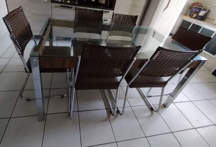 MESA COM 6 CADEIRAS ENTREGO GRÁTIS SE FOR PERTO