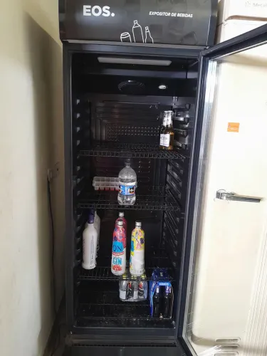Vendo expositor de bebidas e alimentos semi novo