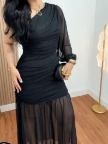 Vestido com transparência em tule só uma manga.