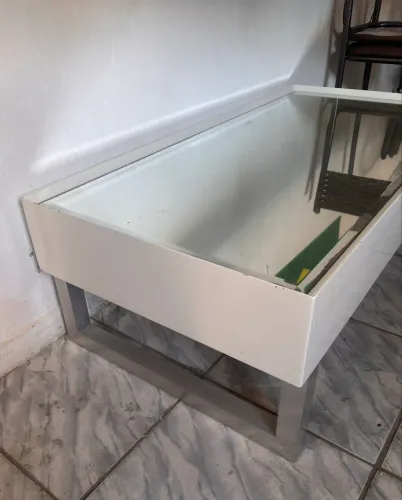 Mesa de centro de vidro.