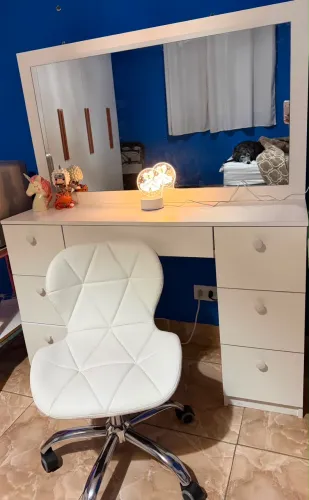 Penteadeira com iluminação + Cadeira com rodinhas