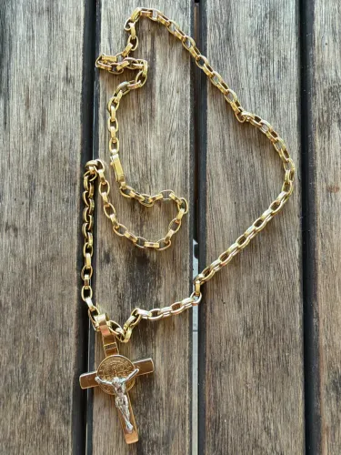 Cordão ouro e par de alianças