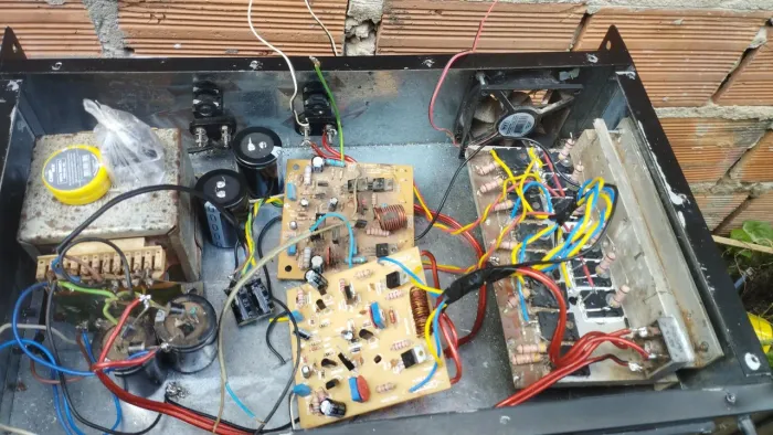 Montagem e conserto em amplificadores e alto falantes