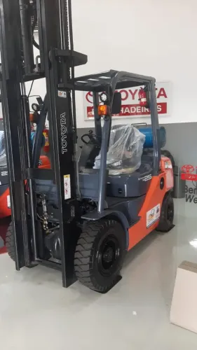 Empilhadeira Toyota com apenas 6800 horas