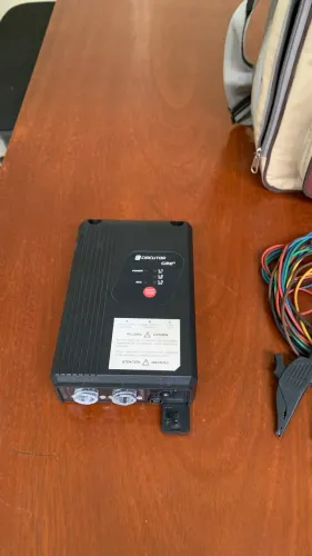 Analizador de grandezas elétricas e energia.