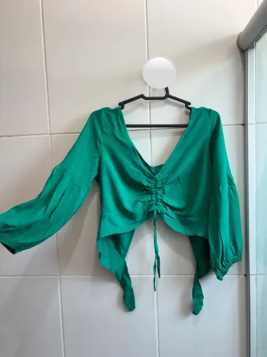 Cropped com decote V ajustável - Tamanho P