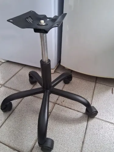 Suporte com pés de cadeira giratória