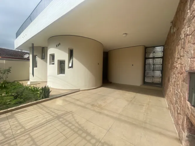 CASA COM TERRAÇO