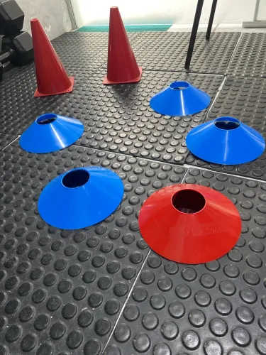 Vendo 2 cones e 5 pratinho p/treino funcional- novos