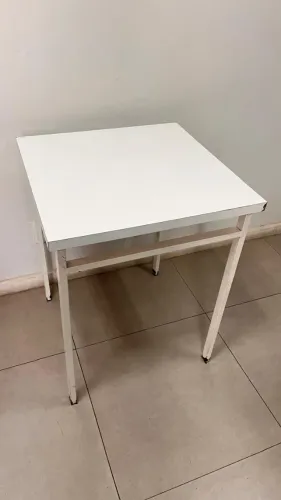 Mesa branca quadrada