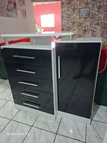 Cômoda 4 gavetas e 1 porta