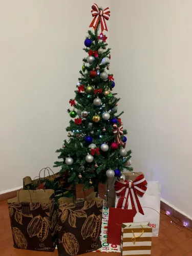 Árvore de Natal com enfeites