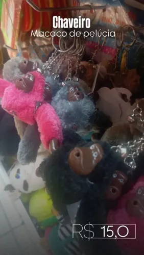 Chaveiro de macaquinho peludo fofo 