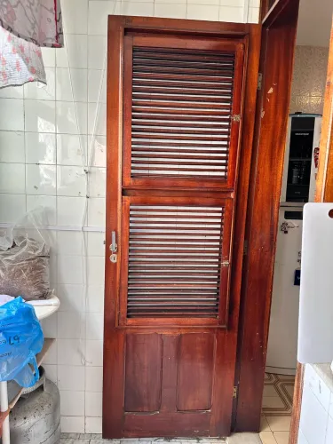Porta madeira maciça com venezianas