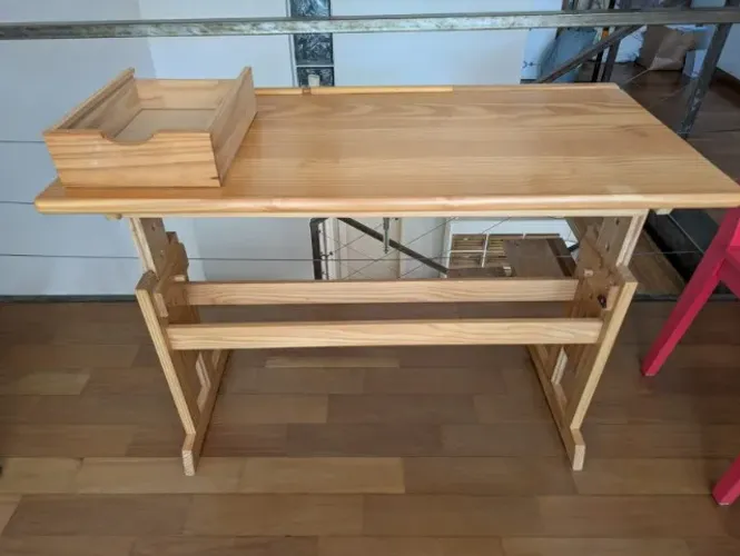 Mesa infantil regulável (alemã)