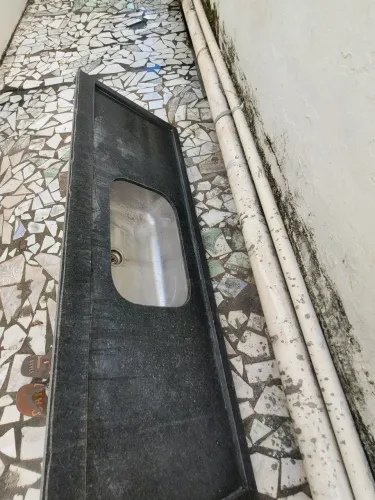 Vende-se uma bancada com pia