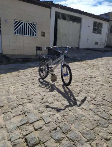 Vendo bike aro 20 motadinha toda boa.