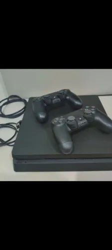 PS4 Slim dois controle com dois jogos, Fifa 23 e God of War
