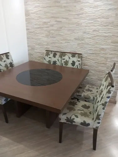 Mesa com 8 cadeiras usadas