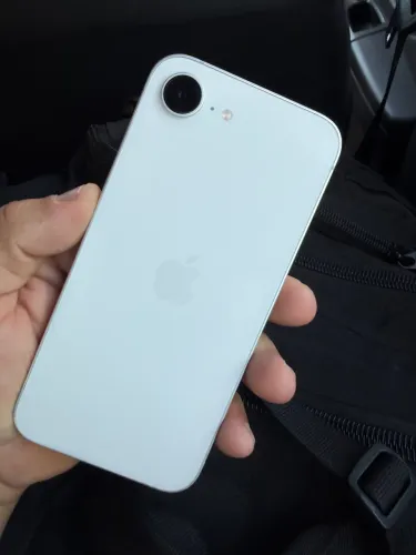 iPhone 16e com 100% de bateria