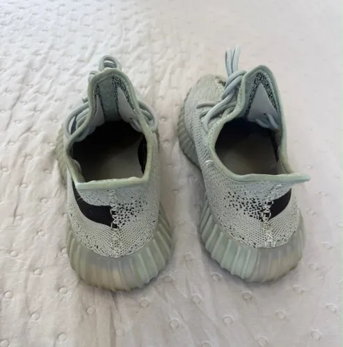 Vendo Adidas Yeezy Boost 350 V2 Salt original, em excelente estado de conservação.