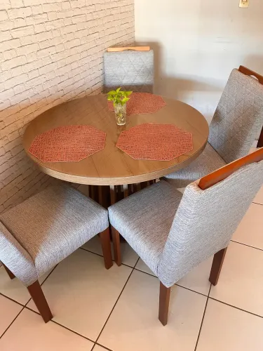Mesa com 4 cadeiras
