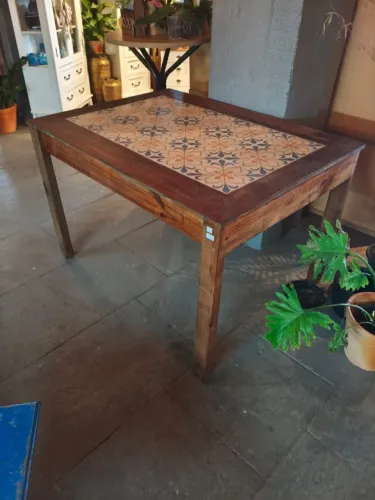 Mesa em madeira maciça de demolição 90 x 1,30 com detalhes de ladrilho no tampo