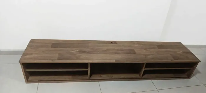 Rack suspenso para TV - Altura: 28cm / largura: 1,80cm.