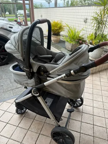 Carrinho de bebê com bebê conforto