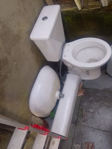 Vendo está privada comprada mais a pia banheiro 