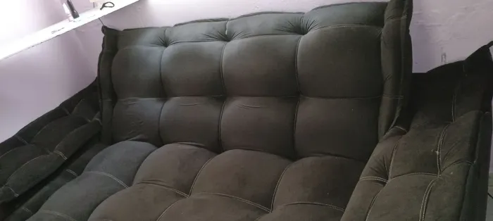 Vendo esse lindo sofá 3 lugares pouquíssimo usado treis meses de uso está novinho não tem
