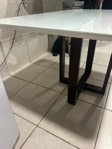 Mesa 4 cadeiras de madeira e laqueada