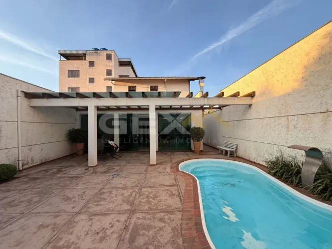 Casa à Venda com 04 Quartos no Bairro Espírito Santo em Divinópolis MG.