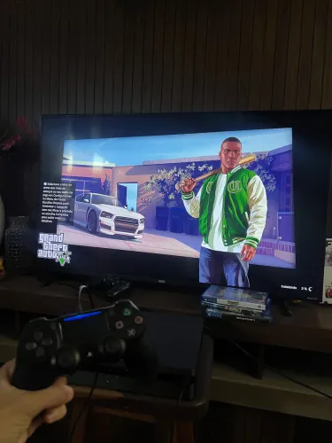 PlayStation 4 500GB COM DOIS CONTROLES E 3 JOGOS