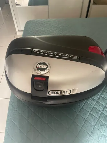 Dois baús givi laterais moto.