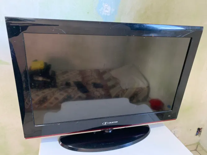 TV LCD 32? H-Buster HBTV-3203 HD - COM DEFEITO