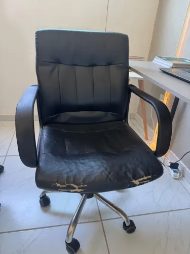 Mesa de computador + cadeira de escritório