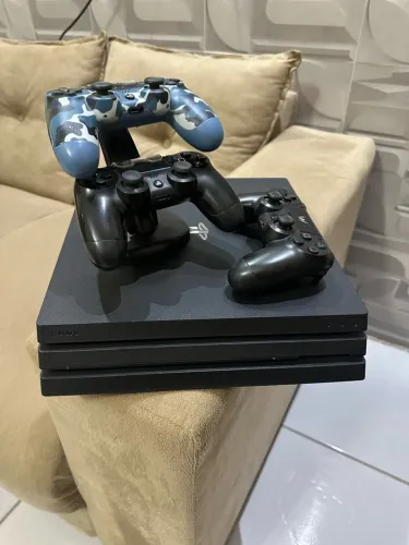 PS4 PRO 1TB + kit com 3 controles e carregador duplo + fone gamer
