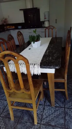 Mesa de madeira com mármore