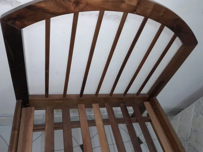 Vendo cama de solteiro madeira