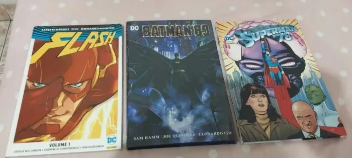 Lote HQs - Superman, Batman e Flash Leia a Descrição 