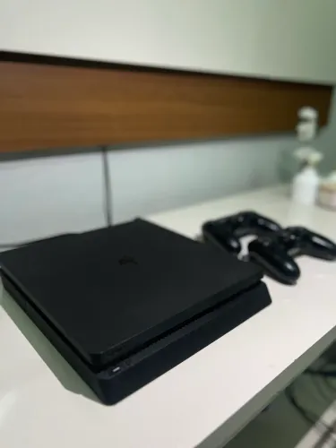PS4 SLIM 1TB + 2 CONTROLES ORIGINAIS SONY