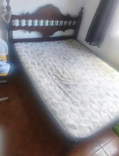 Cama antiga com coxão