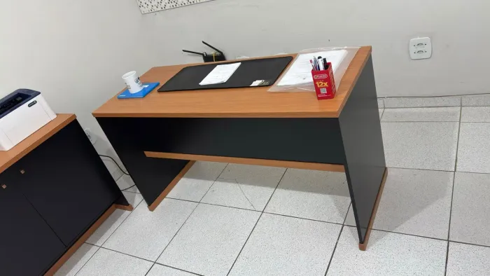 Vendo 03 mesas de escritório e 01 armário com três portas !