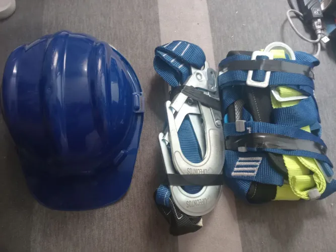 Cinto de segurança para trabalhar em altura+ capacete.