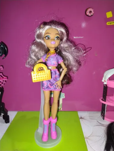 Boneca Monster High Clawdeen Wolf, especificamente o modelo HHK52 da Mattel,