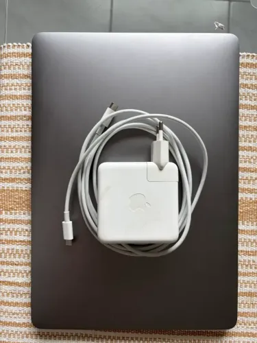 MacBook Pro 13 2018 (A1989) Touch Bar - i5, 8GB, 256GB SSD - Acessórios Originais